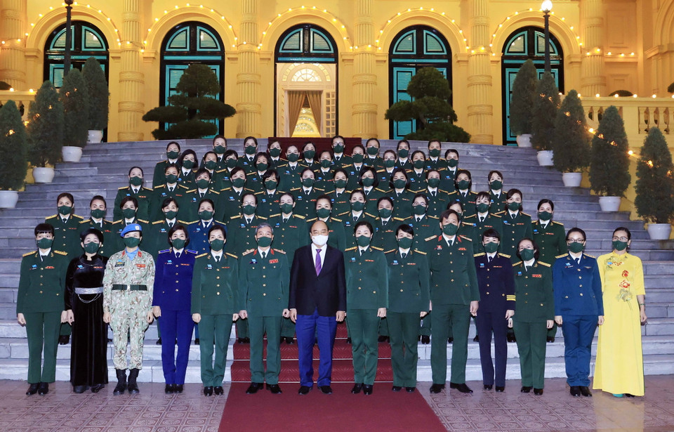 Chủ tịch nước Nguyễn Xuân Phúc chụp ảnh cùng các đại biểu. (Ảnh: Thống Nhất/TTXVN)