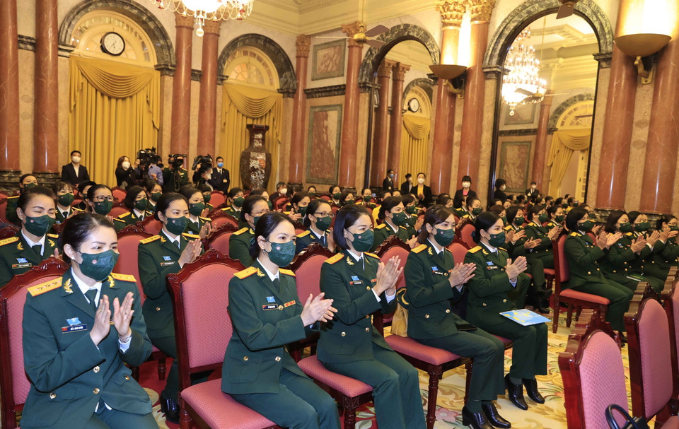 Các đại biểu tiêu biểu đại diện cho các đại biểu về dự Đại hội đại biểu Phụ nữ Quân đội lần thứ VII tại buổi gặp Chủ tịch nước. (Ảnh: Thống Nhất/TTXVN)