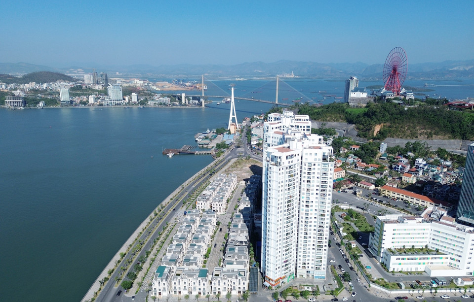 Tuyến đường Trần Quốc Nghiễn trở thành điểm nhấn ấn tượng cho du khách mỗi khi đến Hạ Long. (Ảnh: Quốc Khánh/TTXVN)