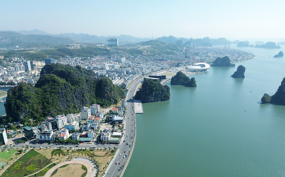 Đường bao biển Trần Quốc Nghiễn (Hạ Long, Quảng Ninh) dài 4,7km, bám theo Di sản thiên nhiên thế giới Vịnh Hạ Long. (Ảnh: Quốc Khánh/TTXVN)