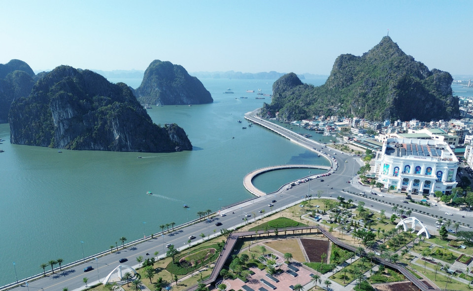 Tuyến đường Trần Quốc Nghiễn trở thành điểm nhấn ấn tượng cho du khách mỗi khi đến Hạ Long. (Ảnh: Quốc Khánh/TTXVN)