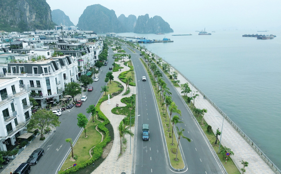 Tuyến đường 6 làn với cảnh quan tiểu cảnh tuyệt đẹp hai bên đường. (Ảnh: Quốc Khánh/TTXVN)