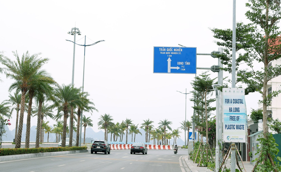 Khuôn viên, cảnh quan vỉa hè dọc tuyến đường. (Ảnh: Quốc Khánh/TTXVN)