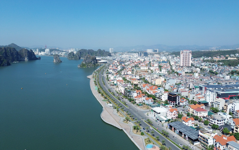 Tuyến đường uốn lượn bám theo Di sản thiên nhiên thế giới Vịnh Hạ Long. (Ảnh: Quốc Khánh/TTXVN)