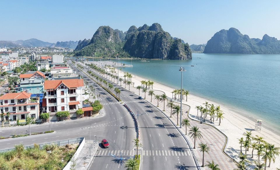 Đường bao biển Trần Quốc Nghiễn (Hạ Long, Quảng Ninh) dài 4,7km, bám theo Di sản thiên nhiên thế giới Vịnh Hạ Long. (Ảnh: Quốc Khánh/TTXVN)