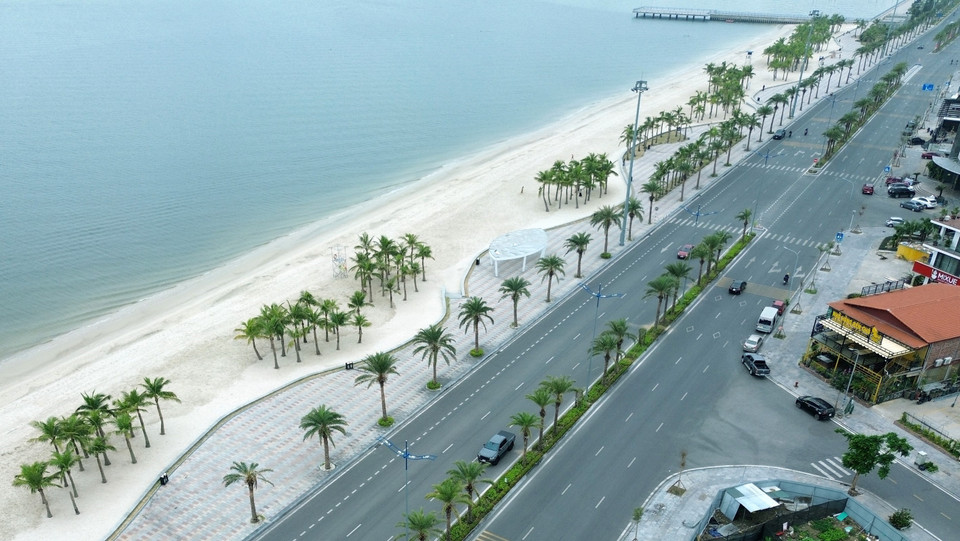 Phía cuối đường Trần Quốc Nghiễn là bãi biển dài 900m, rộng gần 100m với những hàng dừa xanh mát. (Ảnh: Quốc Khánh/TTXVN)