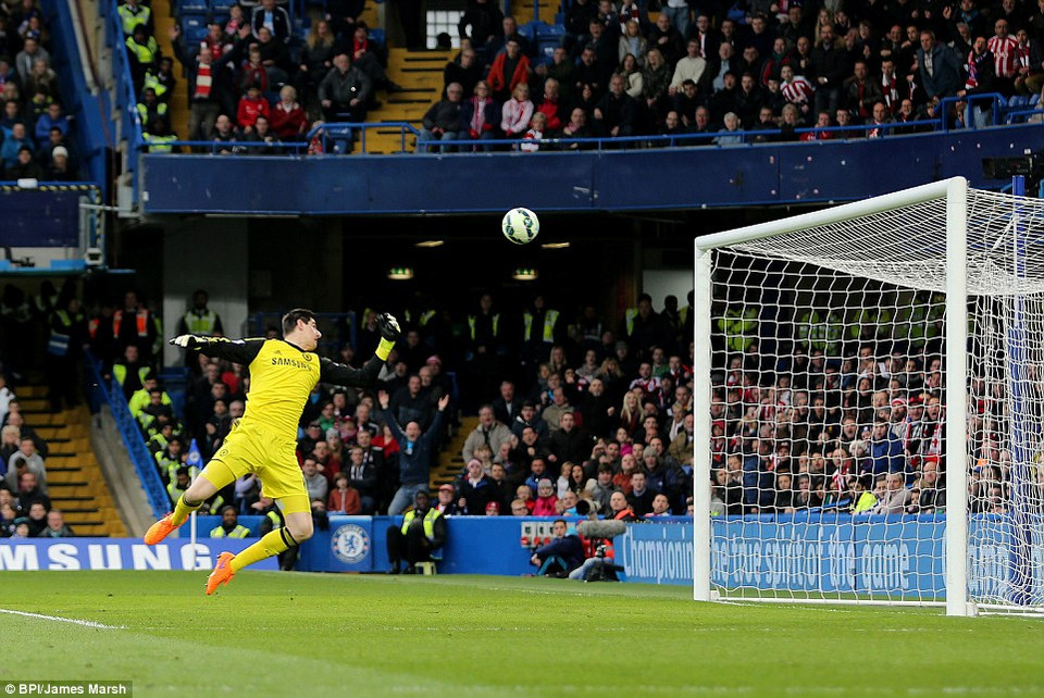 ... khi thấy thủ thành bên phía Chelsea là Courtois đã lên rất cao.