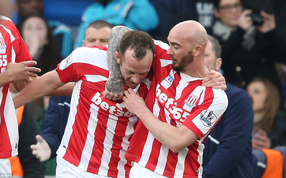 Một bàn thắng để đời của Charlie Adam.