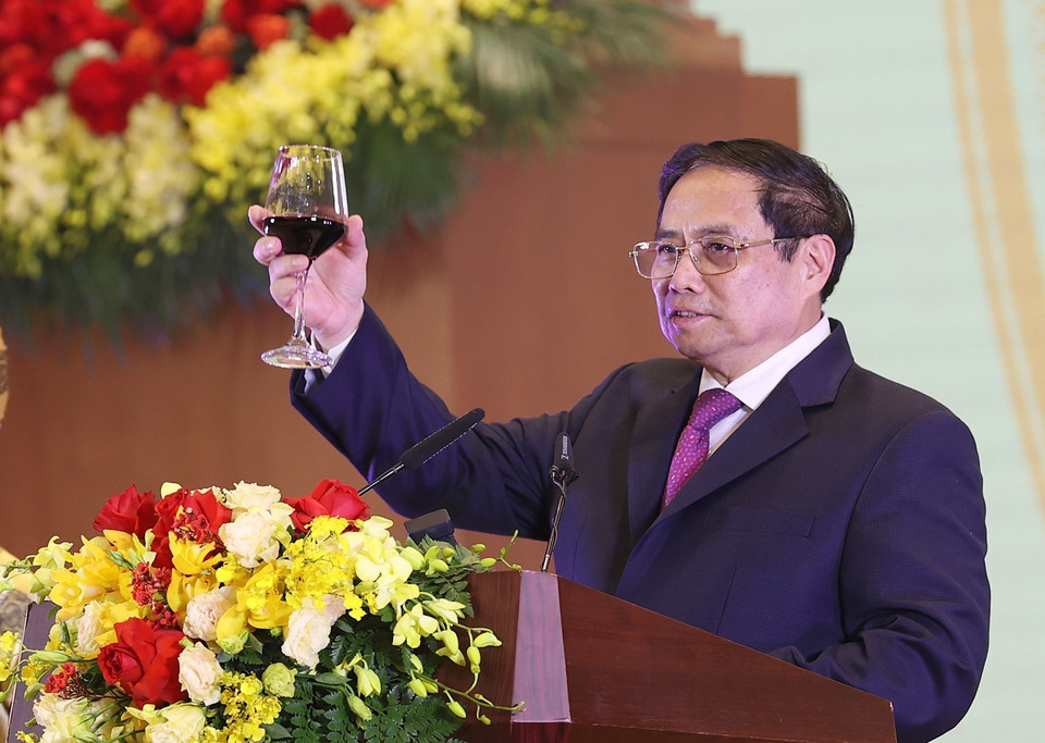 Thủ tướng Phạm Minh Chính chúc mừng Năm mới tới các đại sứ, đại biện, đại diện các cơ quan ngoại giao, các tổ chức quốc tế tại Việt Nam. (Ảnh: Dương Giang/TTXVN)