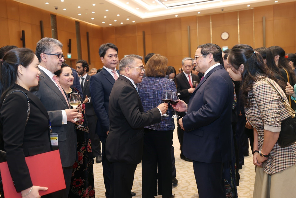 Thủ tướng Phạm Minh Chính chúc mừng Năm mới tới các đại sứ, đại biện, đại diện các cơ quan ngoại giao, các tổ chức quốc tế tại Việt Nam. (Ảnh: Dương Giang/TTXVN)