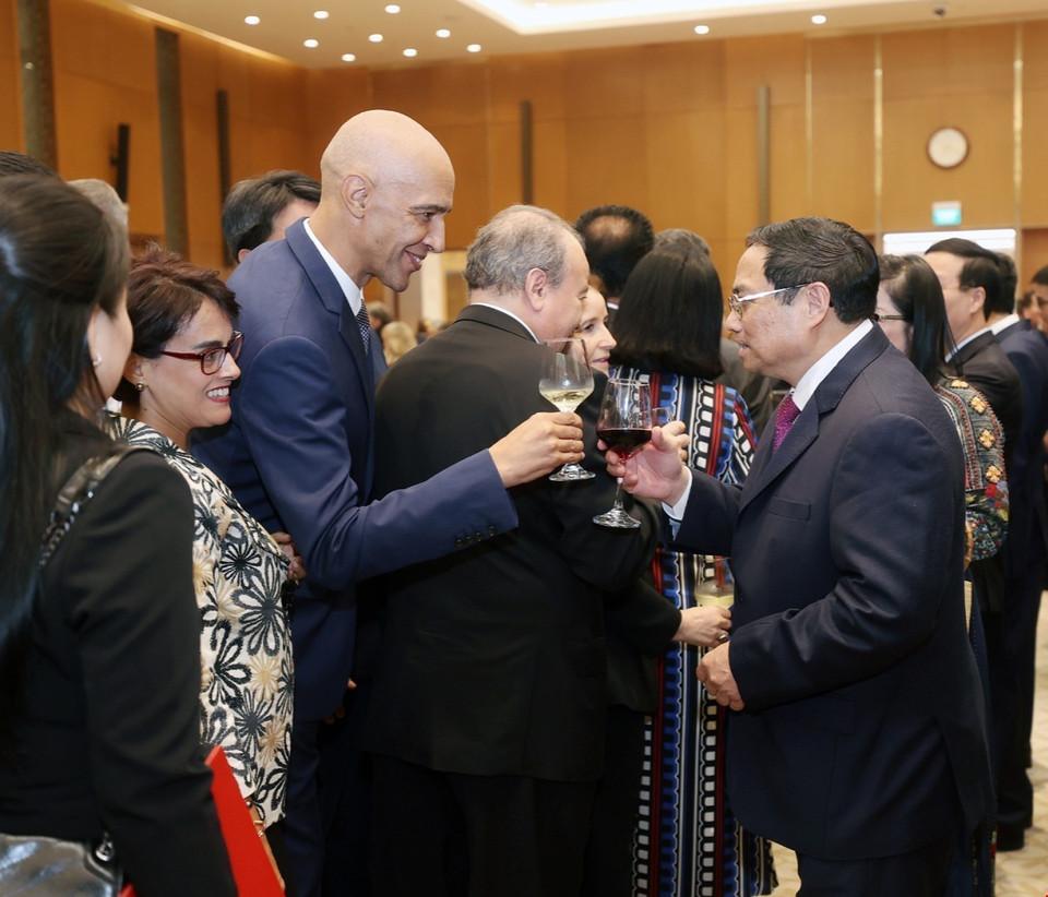 Thủ tướng Phạm Minh Chính chúc mừng Năm mới tới các đại sứ, đại biện, đại diện các cơ quan ngoại giao, các tổ chức quốc tế tại Việt Nam. (Ảnh: Dương Giang/TTXVN)