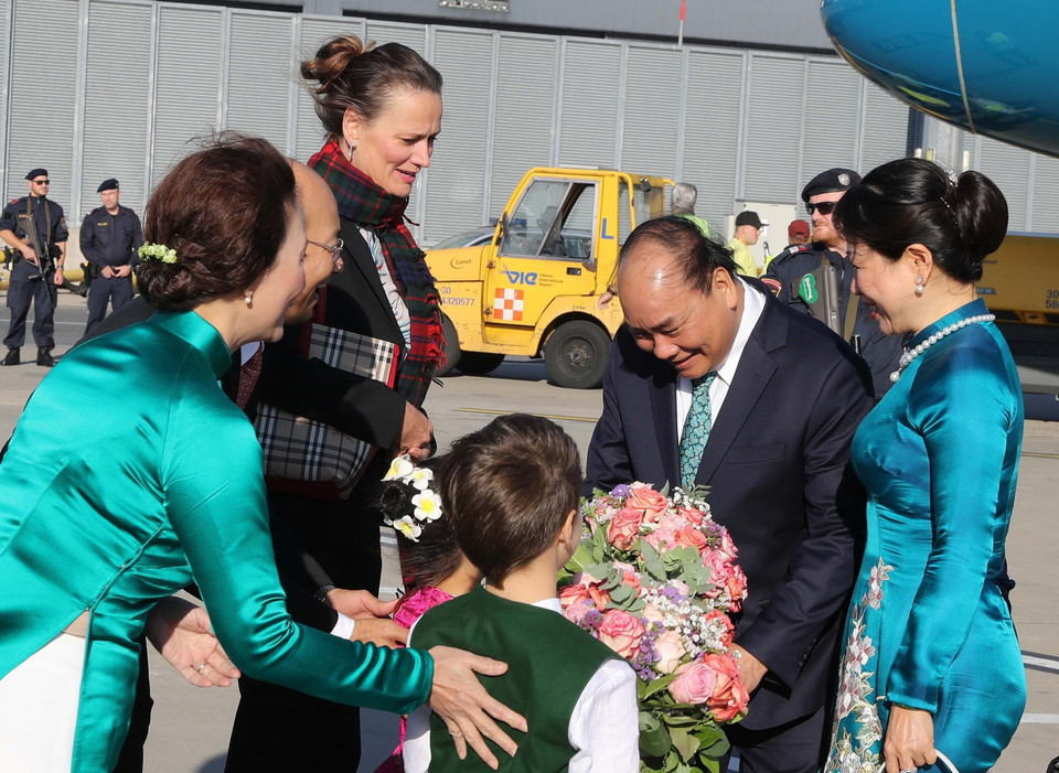 Lễ đón Thủ tướng Nguyễn Xuân Phúc và Phu nhân tại sân bay quốc tế Vienna, Cộng hòa Áo. (Ảnh: Thống Nhất/TTXVN)