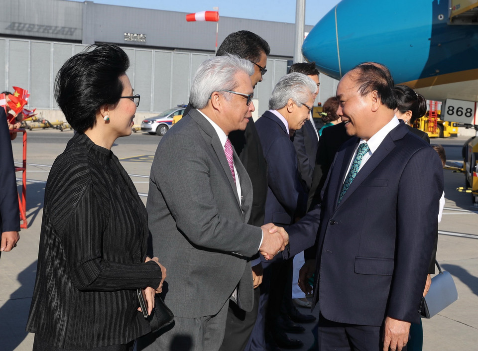 Đông đảo kiều bào và nhân viên đại sứ quán Việt Nam tại Áo đã ra sân bay đón Thủ tướng Nguyễn Xuân Phúc và Phu nhân (Ảnh: Thống Nhất/TTXVN)