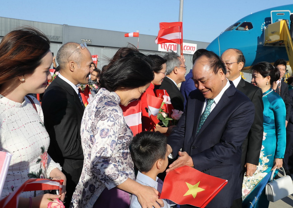 Lễ đón Thủ tướng Nguyễn Xuân Phúc và Phu nhân tại sân bay quốc tế Vienna, Cộng hòa Áo. (Ảnh: Thống Nhất –TTXVN)