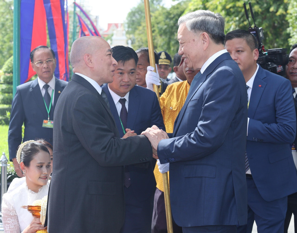 Quốc vương Norodom Sihamoni đón Chủ tịch nước Tô Lâm. (Ảnh: Nhan Sáng/TTXVN)