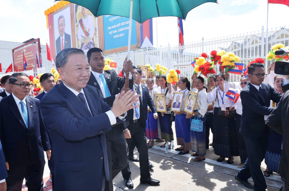 Lễ đón Chủ tịch nước Tô Lâm tại sân bay quốc tế Phnom Penh. (Ảnh: Nhan Sáng/TTXVN)