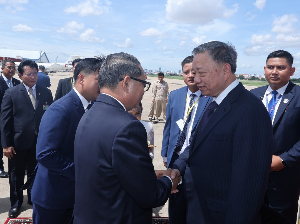 Chủ tịch nước Tô Lâm đến sân bay quốc tế Phnom Penh. (Ảnh: Nhan Sáng/TTXVN)