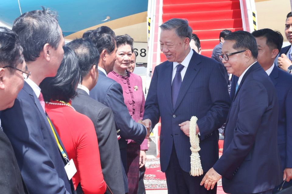 Lễ đón Chủ tịch nước Tô Lâm tại sân bay quốc tế Phnom Penh. (Ảnh: Nhan Sáng/TTXVN)