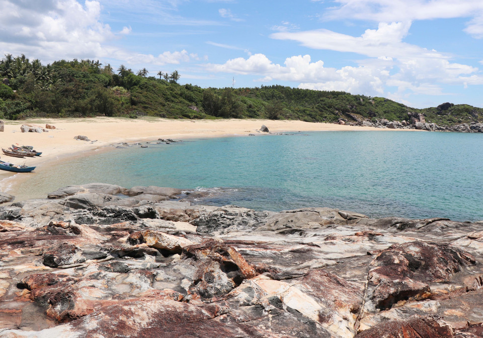 Khu vực bãi cát, gành đá trước thôn Gò Cỏ, xã Long Thạnh 2, phường Phổ Thạnh, thị xã Đức Phổ, tỉnh Quảng Ngãi là nơi người Sa Huỳnh cổ làm muối, có niên đại khoảng 2.000 năm. (Ảnh: Phạm Cường/TTXVN)