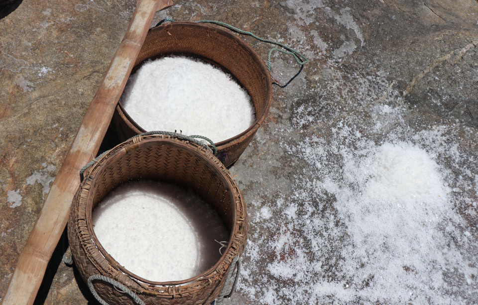 Muối kết tinh trên đá . (Ảnh: Phạm Cường/TTXVN)
