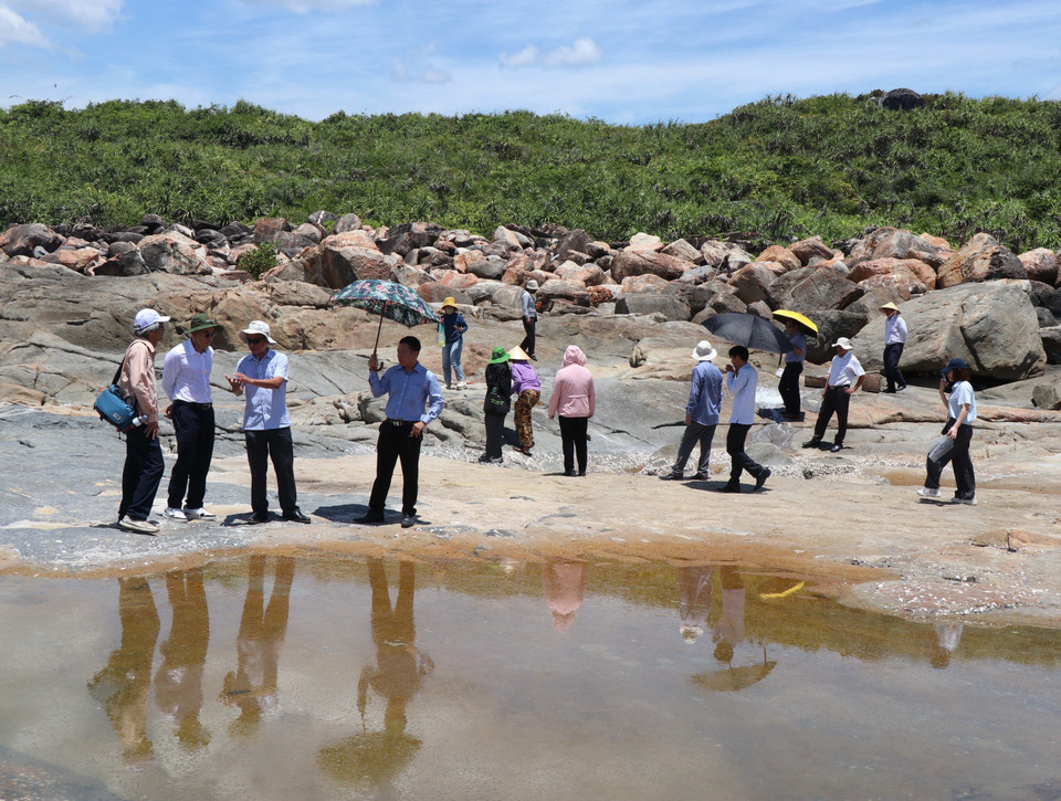 Khu vực bãi đá trũng là nơi giang nước biển tạo thêm độ mặn cho nước biển trước khi đưa nước vào các ô đá kết tinh muối. (Ảnh: Phạm Cường/TTXVN)