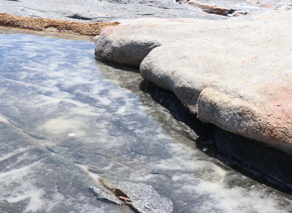 Muối đang được kết tinh trên đá. (Ảnh: Phạm Cường/TTXVN)