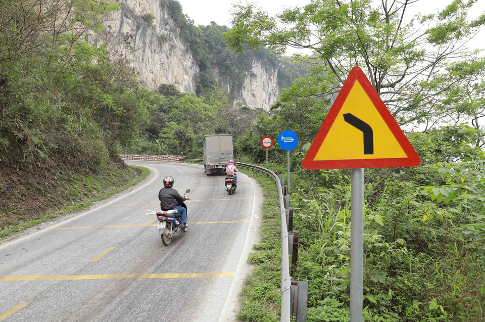 Nhiều đoạn đường trên đèo Mã Phục được nâng cấp, cải tạo, lắp nhiều biển báo hiệu giao thông để đảm bảo các phương tiện lưu thông được an toàn. (Ảnh: Vũ Sinh/TTXVN)