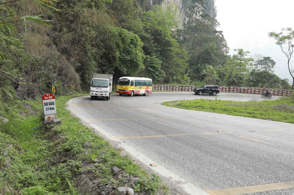 Nhiều đoạn đường trên đèo Mã Phục được nâng cấp, cải tạo, lắp nhiều biển báo hiệu giao thông để đảm bảo các phương tiện lưu thông được an toàn. (Ảnh: Vũ Sinh/TTXVN)