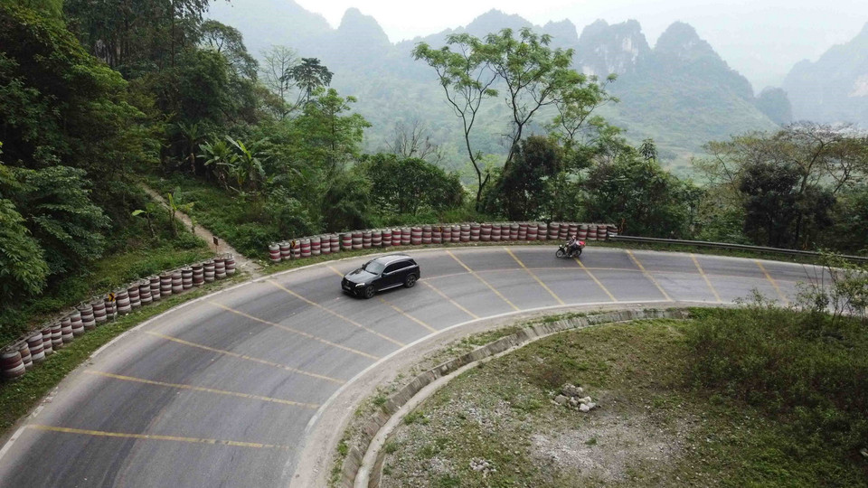 Nhiều đoạn đường trên đèo Mã Phục được nâng cấp, cải tạo, lắp nhiều biển báo hiệu giao thông để đảm bảo các phương tiện lưu thông được an toàn. (Ảnh: Vũ Sinh/TTXVN)