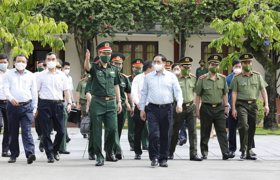 Thủ tướng Phạm Minh Chính cùng đoàn tiến hành kiểm tra công tác quản lý, vận hành, bảo đảm kỹ thuật Lăng Chủ tịch Hồ Chí Minh. (Ảnh: Dương Giang/TTXVN)