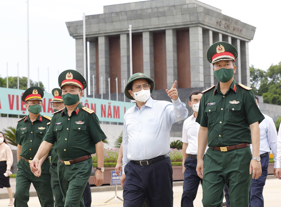 Thủ tướng Phạm Minh Chính kiểm tra công tác quản lý, vận hành, bảo đảm kỹ thuật Lăng. (Ảnh: Dương Giang/TTXVN)
