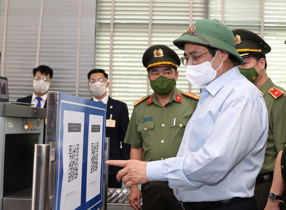  Thủ tướng Phạm Minh Chính kiểm tra công tác phòng, chống dịch COVID-19 của Ban Quản lý Lăng Chủ tịch Hồ Chí Minh. (Ảnh: Dương Giang/TTXVN)