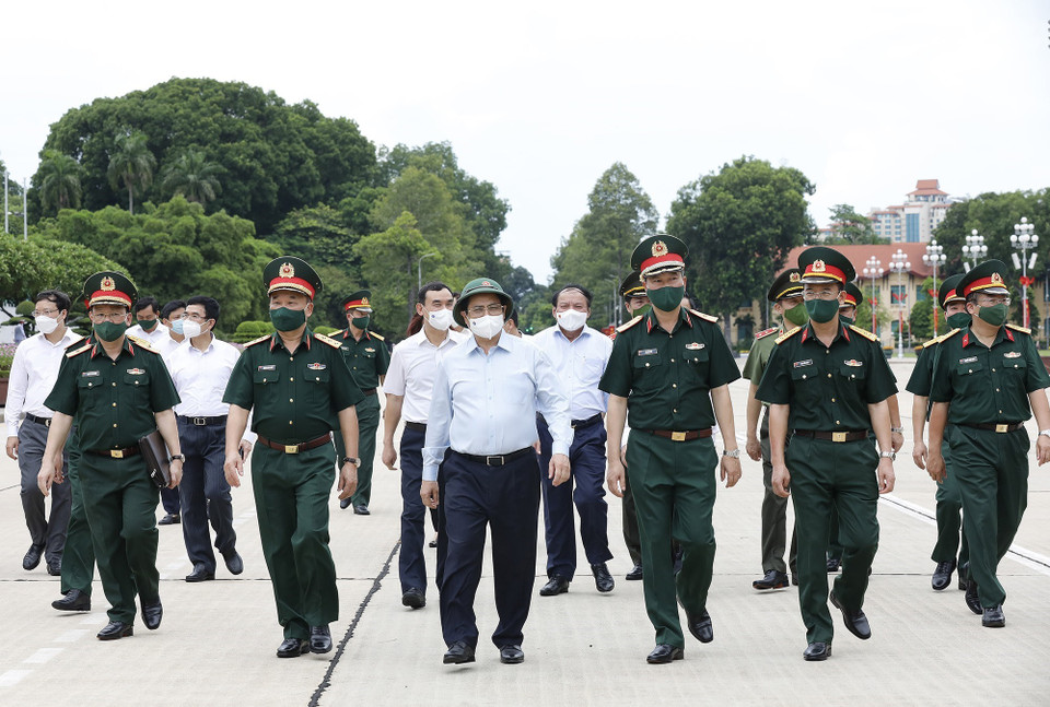 Thủ tướng Phạm Minh Chính kiểm tra công tác quản lý, vận hành, bảo đảm kỹ thuật. (Ảnh: Dương Giang/TTXVN)