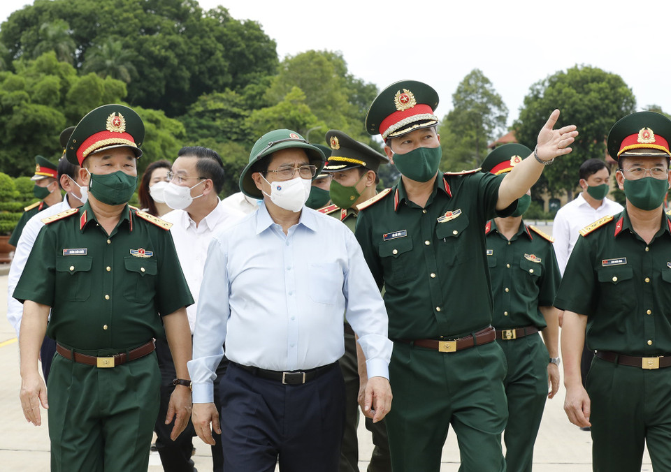 Thủ tướng Phạm Minh Chính kiểm tra công tác quản lý, vận hành, bảo đảm kỹ thuật Lăng Chủ tịch Hồ Chí Minh. (Ảnh: Dương Giang/TTXVN)