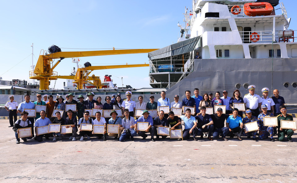 Lãnh đạo Vùng 2 Hải quân với Đoàn công tác số 2 hoàn thành xuất sắc nhiệm vụ thăm và chúc Tết các Nhà giàn DK1 và tàu trực trên thềm lục địa phía Nam của Tổ quốc. (Ảnh: Văn Điệp/TTXVN)