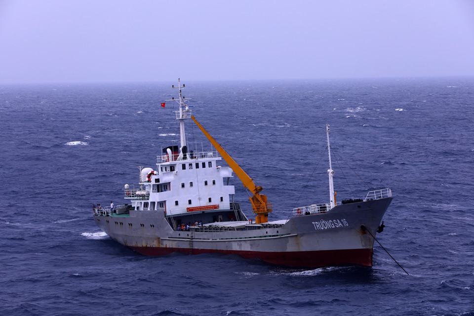 Tàu Trường Sa 16 chở Đoàn công tác số 2 Bộ Tư lệnh Vùng 2 Hải quân cùng nhiều cơ quan báo đài Trung ương và địa phương đi thăm, chúc Tết, động viên cán bộ, chiến sỹ các Nhà giàn DK1. (Ảnh: Văn Điệp/TTXVN)