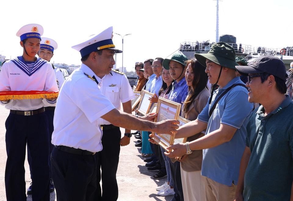 Đại tá Trần Hồng Hải-Phó Chính ủy Vùng 2 Hải quân tặng giấy khen cho các tập thể, cá nhân hoàn thành xuất sắc nhiệm vụ. (Ảnh: Văn Điệp/TTXVN)