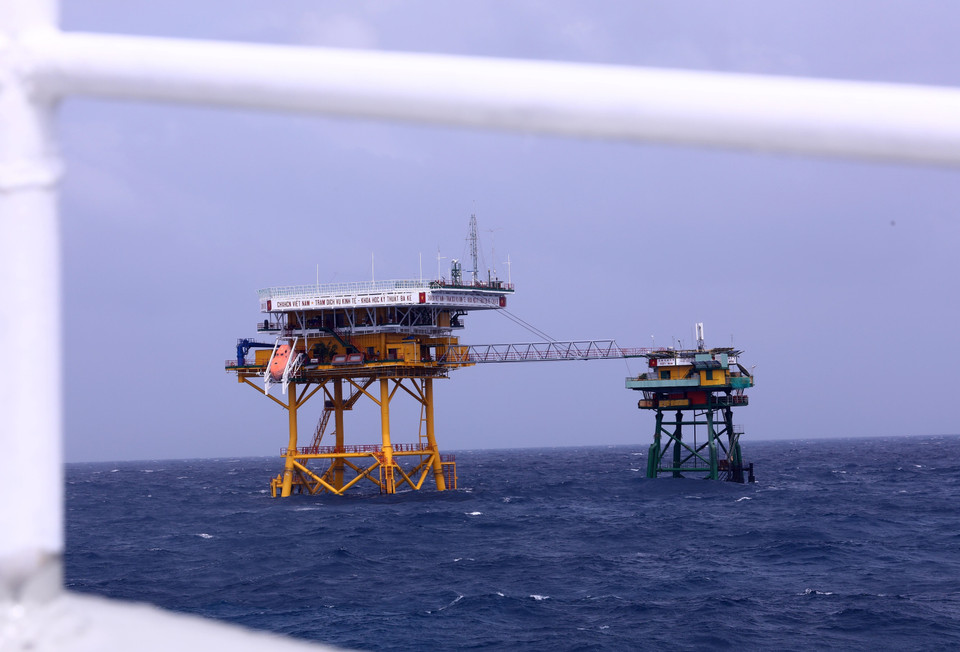 Nhà giàn DK1/9 (Ba Kè) hiên ngang giữa sóng biển khơi. (Ảnh: Văn Điệp/TTXVN)