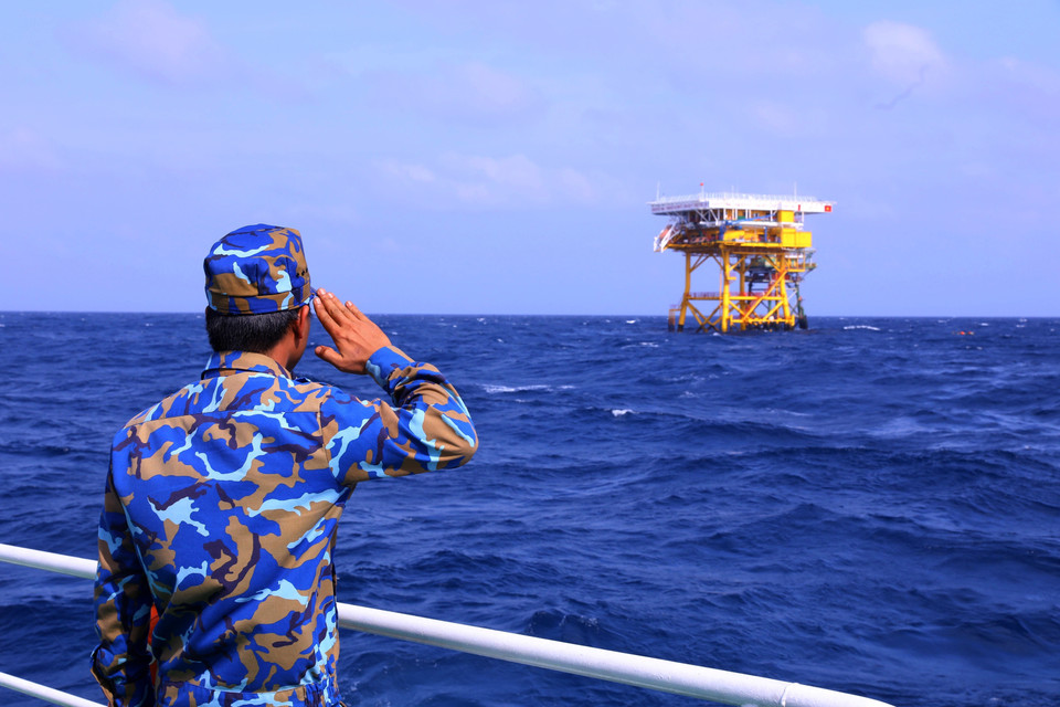 Nhà giàn DK1/2 hiên ngang giữa sóng biển khơi. (Ảnh: Văn Điệp/TTXVN)