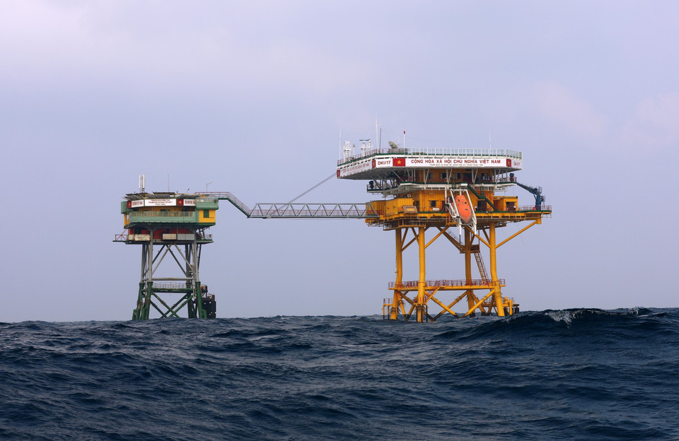 Nhà giàn DK1/17 (Phúc Tần) hiên ngang giữa sóng biển khơi. (Ảnh: Văn Điệp/TTXVN)
