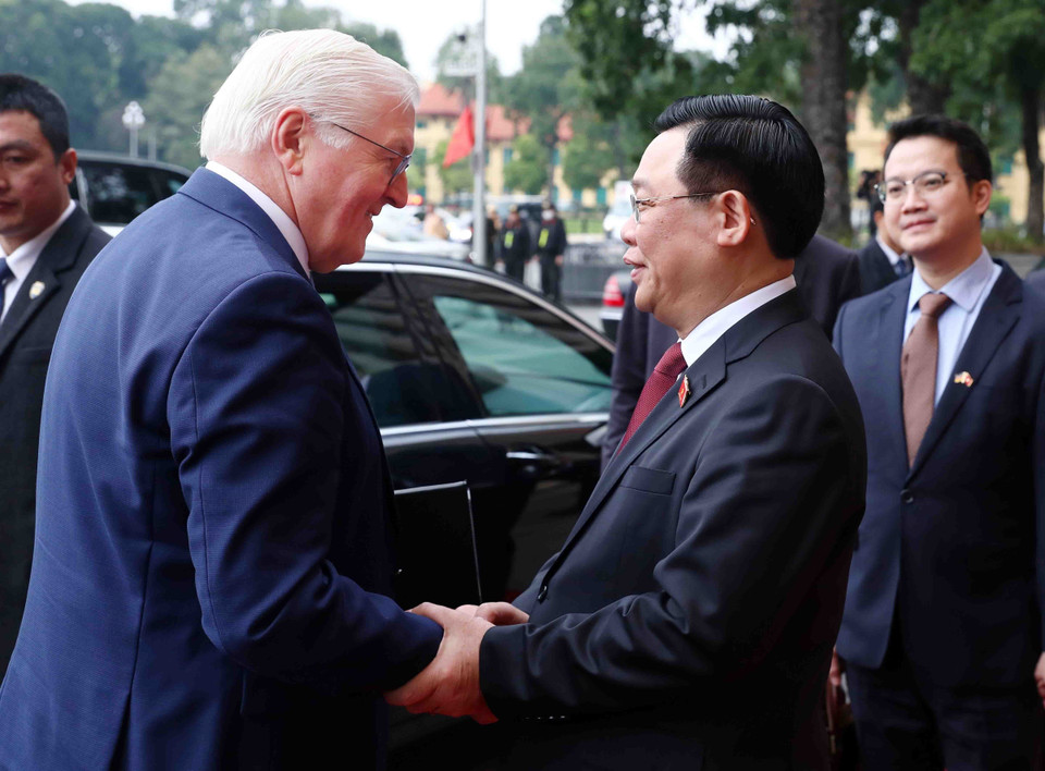 Chủ tịch Quốc hội Vương Đình Huệ đón Tổng thống Cộng hòa Liên bang Đức Frank-Walter Steinmeier. (Ảnh: Phạm Kiên/TTXVN)