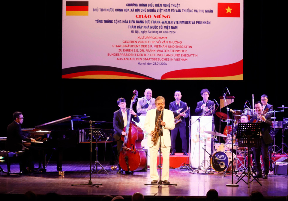 Chương trình biểu diễn nghệ thuật tại Nhà hát Lớn Hà Nội. (Ảnh: Thống Nhất/TTXVN)