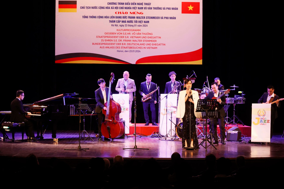 Chương trình biểu diễn nghệ thuật tại Nhà hát Lớn Hà Nội. (Ảnh: Thống Nhất/TTXVN)