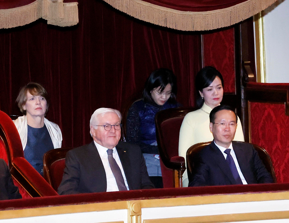 Chủ tịch nước Võ Văn Thưởng và Phu nhân cùng Tổng thống Đức Frank-Walter Steinmeier và Phu nhân xem chương trình biểu diễn nghệ thuật tại Nhà hát Lớn Hà Nội. (Ảnh: Thống Nhất/TTXVN)