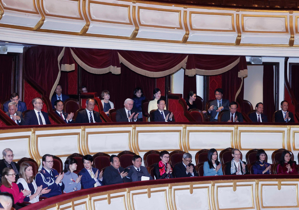 Chủ tịch nước Võ Văn Thưởng và Phu nhân, Tổng thống Đức Frank-Walter Steinmeier và Phu nhân cùng đại biểu hai nước xem chương trình biểu diễn nghệ thuật tại Nhà hát Lớn Hà Nội. (Ảnh: Thống Nhất/TTXVN)