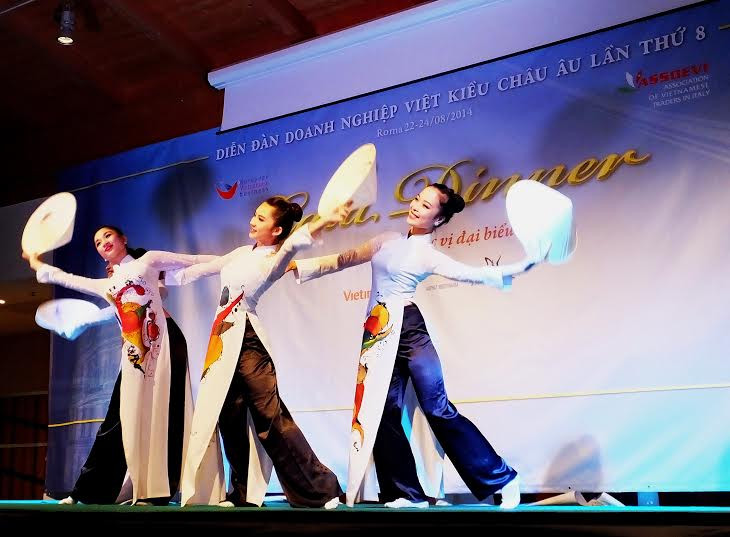 Các tiết mục biểu diễn văn nghệ truyền thống do các nghệ sỹ Việt Nam thể hiện trong đêm Gala Diner. (Ảnh: Quang Thanh/Vietnam+)