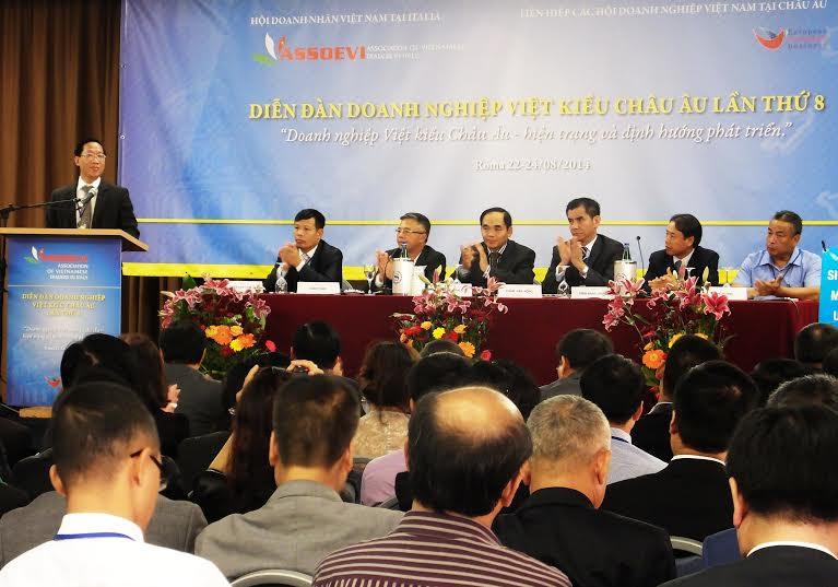 Tham tán Thương mại Việt Nam tại CH Italy, ông Đặng Vương Anh, đọc thư chúc mừng của Thứ trưởng Bộ Công Thương Trần Thị Kim Thoa. (Ảnh: Quang Thanh/Vietnam+)