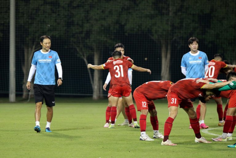 Trợ lý Kim Han-yoon theo dõi cầu thủ U23 Việt Nam tập luyện. (Nguồn: VFF)