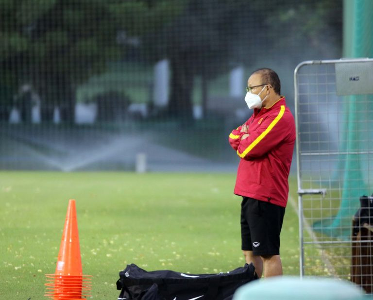 Huấn luyện viên Park Hang-seo đứng ngoài quan sát kỹ lưỡng buổi tập. (Nguồn: VFF)