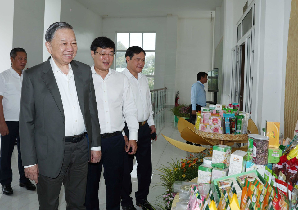 Tổng Bí thư Tô Lâm xem các sản phẩm nông nghiệp của tỉnh trưng bày tại buổi làm việc. (Ảnh: Thống Nhất/TTXVN)